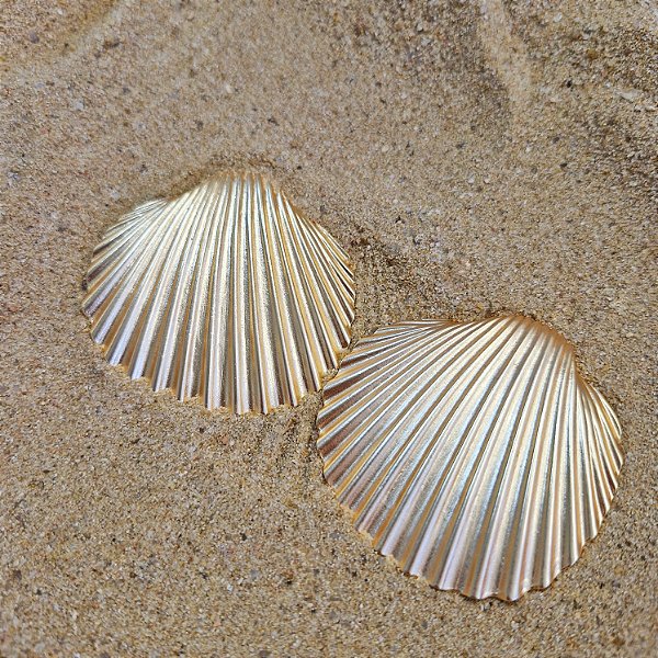 Brinco Concha Maxi Dourado Texturizado – Coleção Beleza Marinha 2026