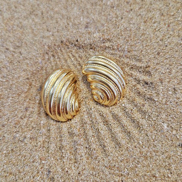 Brinco Concha Médio Dourado Texturizado – Beleza Marinha 2026