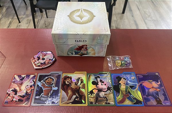 Lorcana: Fabled: Caixa Vazia + Dados + Divisores Metalizados e Marcador de Vida