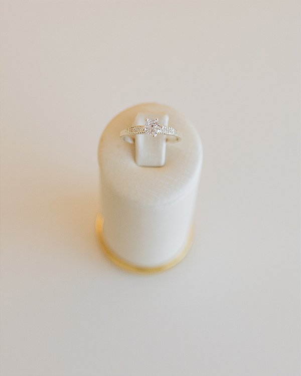 ANEL SOLITÁRIO COM CRAVEJAÇÃO NA PRATA