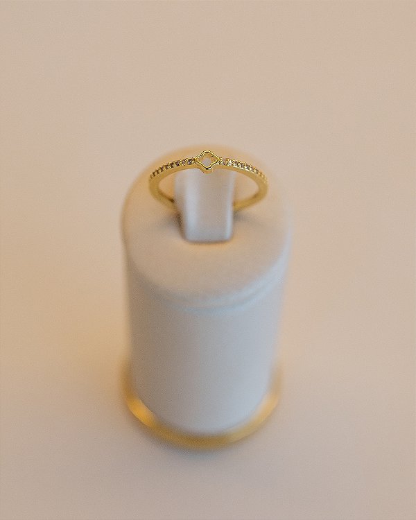 ANEL APARADOR COM TREVINHO VAZADO NO OURO