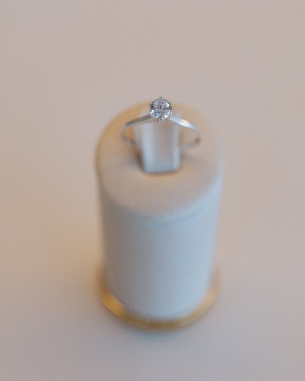 ANEL SOLITÁRIO CRAVEJADO KAROL NA PRATA