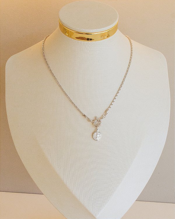 CHOKER COM FECHO BOIA E PINGENTE DE SAO BENTO NO RÓDIO