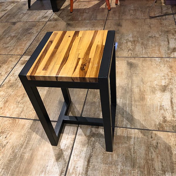 BANCO EM AÇO CARBONO 45X30X30 CM MADEIRA TECA (MESSA)