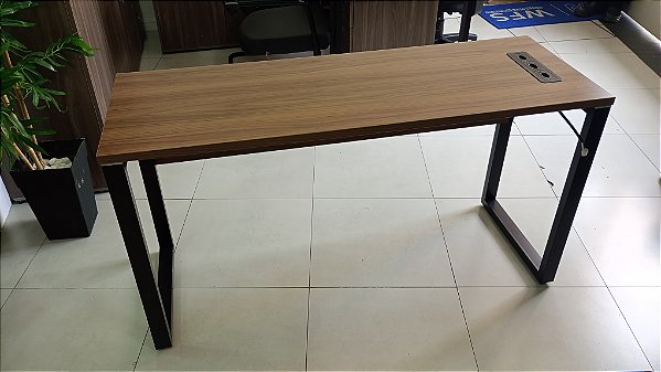 Mesa Reta Pé Quadro Industrial 1,40 x 0,50 m Cx 3 Tomadas Cor Nogal Malaga / Preto