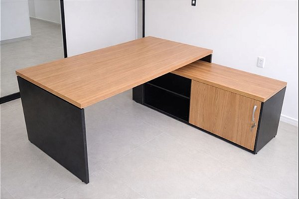 Mesa Escritório Diretiva 1,60 x 1,60 m 40 mm C/ 1 Porta e Chave Carvalho Hannover / Preto - Outlet