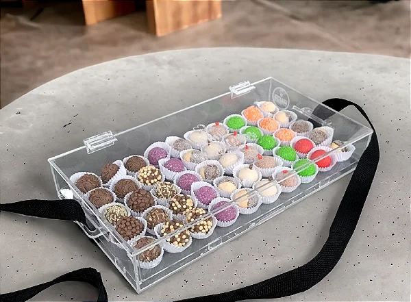 Caixa expositor para 50 brigadeiros Nº4, com sua logo gravada e alça regulável