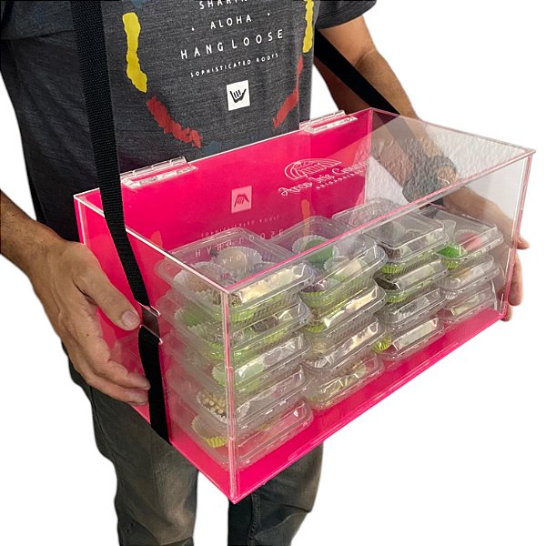 Expositor Acrilico Pink para 32 caixinhas de brigadeiros com alça e logo na tampa.