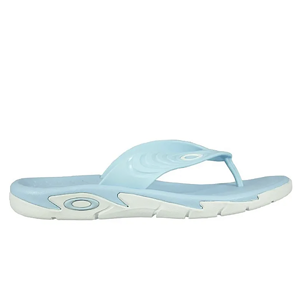 Chinelo Oakley Crowd