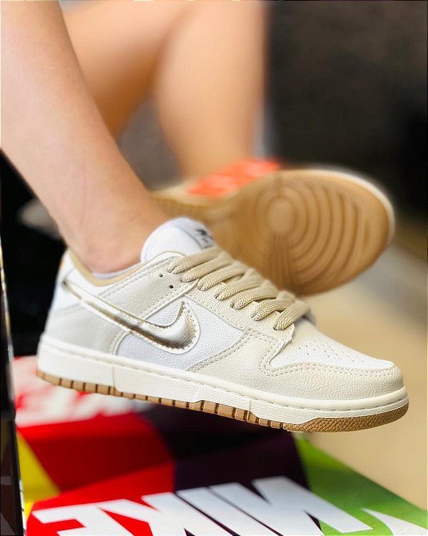 Tênis Dunke Low Bege/Dourado