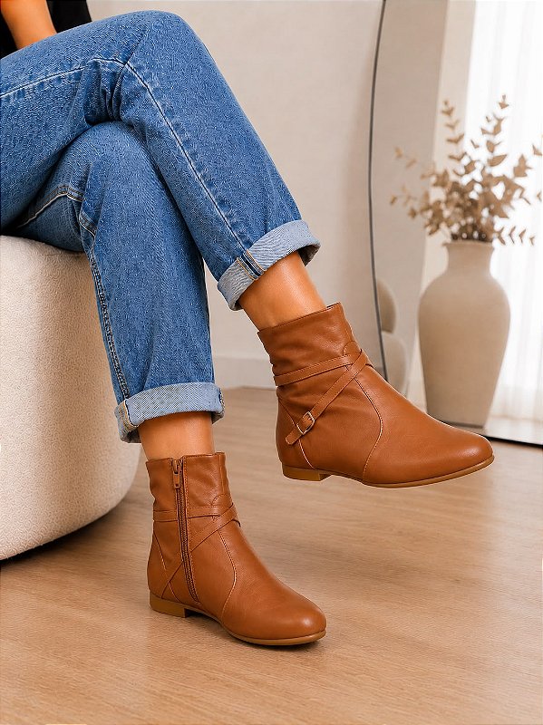 BOTA BICO REDONDO FIVELA CARAMELO (sem salto forma normal)