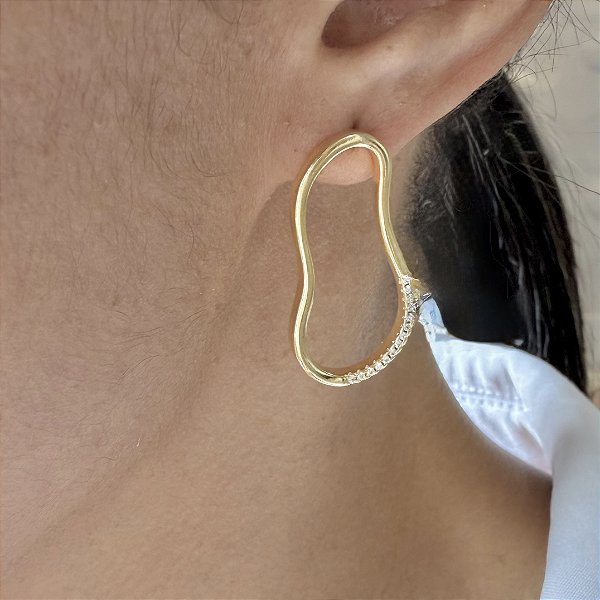 Brinco Aura - Oval Orgânico com Zircônias