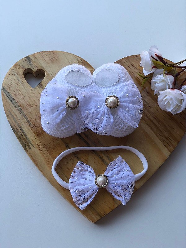 Sapatinho Menina Branco Tricot com Pérolas + Laço de Cabelo