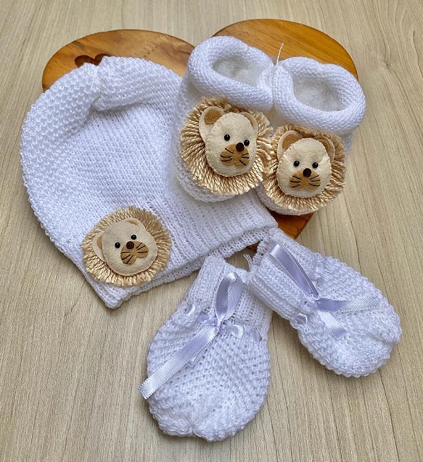 kit gorro + luvas + sapatinhos em tricot com aplique de leão