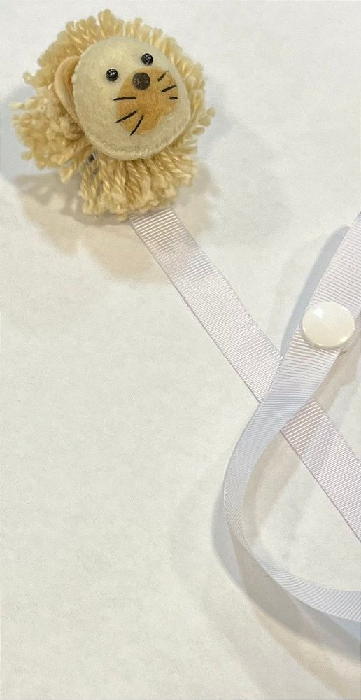 Prendedor de Chupeta com Aplique de Leão Tema Safari