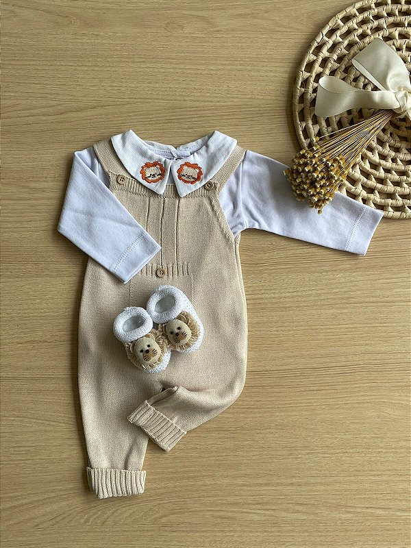 Jardineira Leão Bege Premium – 3 Peças Body Bordado + Sapatinhos Temáticos Dinhos Baby