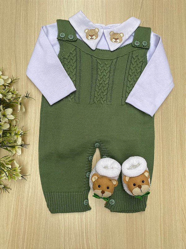 Jardineira em tricot + body de algodão bordado de urso + sapatinhos