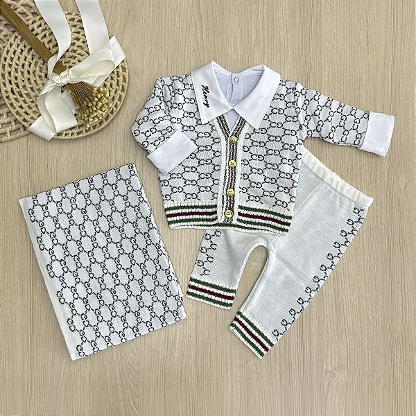 Saída de Maternidade Personalizada Bebê 4 Peças com Nome Conjunto Tricot e Manta Dinhos Baby