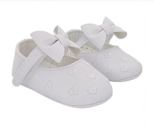 Sapatinho Baby Branco Corações e Laço
