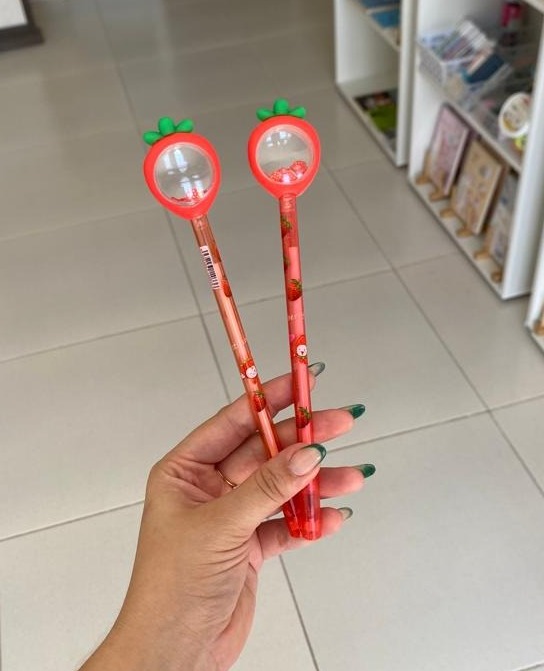 OFERTA Caneta fofa com brilho Morango