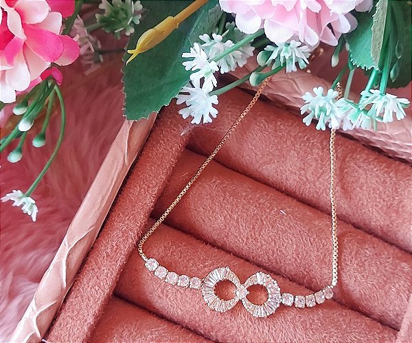 Pulseira infinito ajustável cravejada de navetes de zircônias brancas