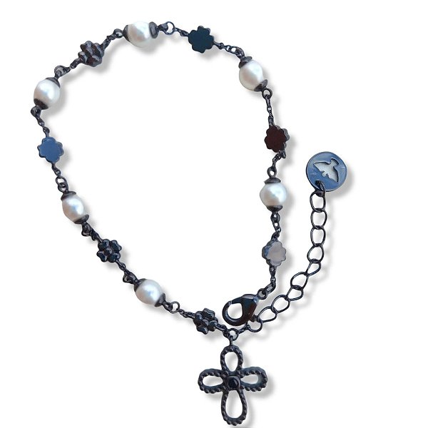 Pulseira em ródio negro com pérolas, flores e mini crucifixo