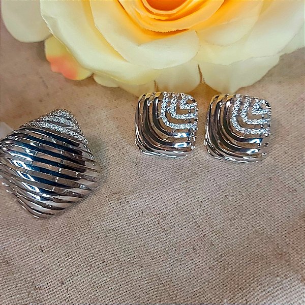 Conjunto quadrado em metal com detalhes de zircônias brancas / anel e brincos