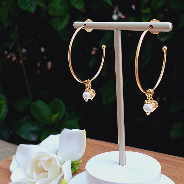 Argola  dourada com pingentes