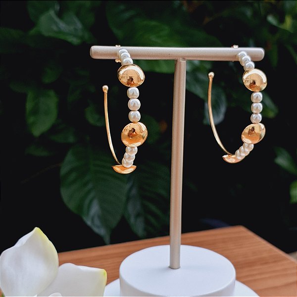 Argola  dourada com esferas e perolas