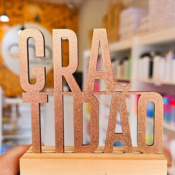 Enfeite Decorativo Dourado com Base de Madeira Gratidão
