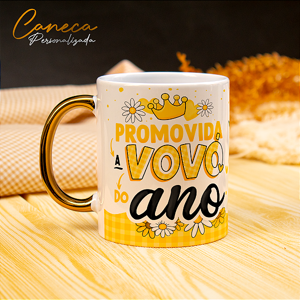 Caneca Personalizada Promovida a Vovó do Ano - Alça Dourada