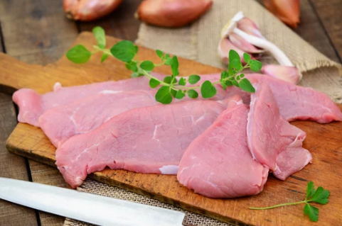Os 10 escalopes de vitelo congelados são finas fatias de carne macia e suculenta, ideais para preparações rápidas e sofisticadas. De textura delicada e sabor suave, podem ser grelhados, empanados ou preparados com molhos variados, como madeira ou mostarda