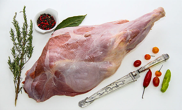 O pernil de vitelo, congelado, é uma excelente opção para quem busca uma carne macia, suculenta e cheia de sabor. O vitelo é um tipo de carne mais jovem e mais suave do que a carne de boi adulta, o que a torna ideal para ser assado