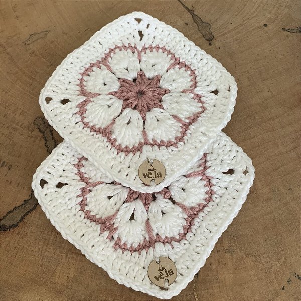PORTA VELA QUADRADO BICOLOR FLORAL EM CROCHÊ