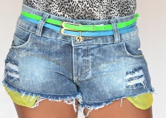 Shorts Jeans Boyfriend Rasgado com Cintos e Elastano