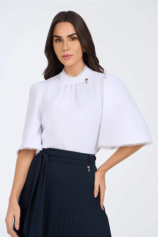 Blusa Branca Plano Com Gola Alta E Mangas Evasê