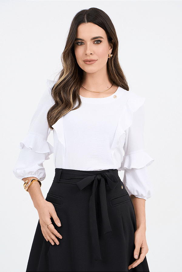 Blusa Branca Em Plano Mangas 3/4 Com Babado
