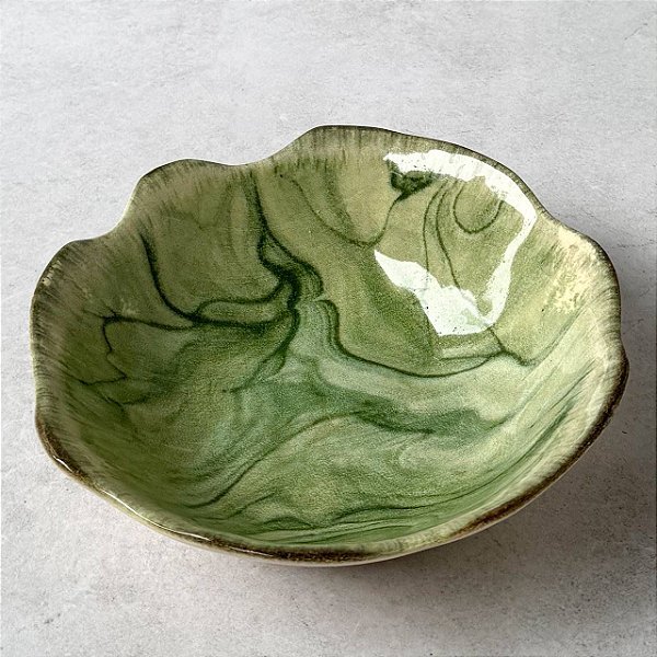 Bowl de cerâmica com bordas onduladas