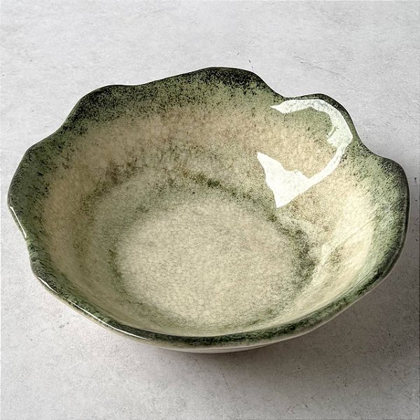 Bowl de cerâmica com bordas onduladas