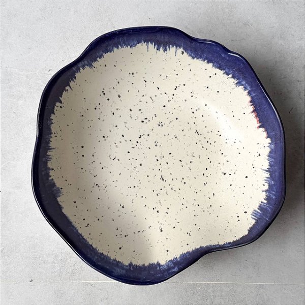 Bowl de cerâmica com bordas onduladas