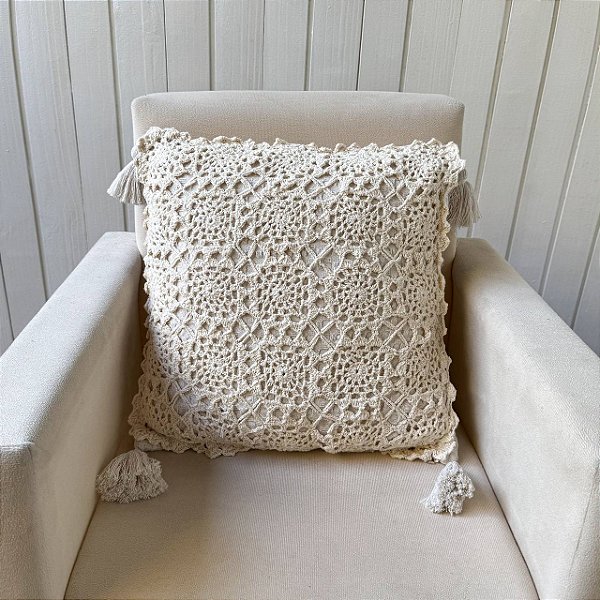 Capa de Almofada com Crochê Manual e Pompons
