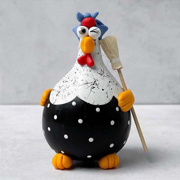 Galinha em Cabaça com lenço e vassoura