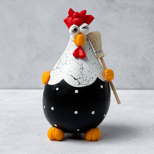 Galinha em Cabaça com lenço e vassoura