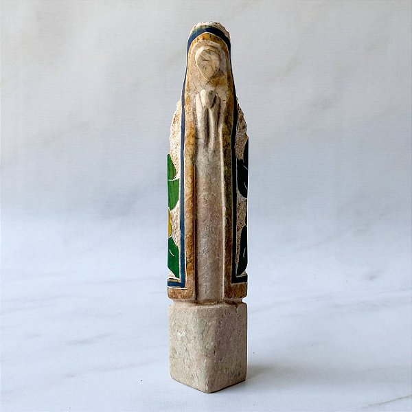 Santa Pedra Sabão Bordada Verde, Azul e Mostarda - 24cm