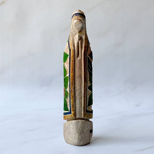 Santa Pedra Sabão Bordada Verde, Vermelho e Mostarda - 24cm