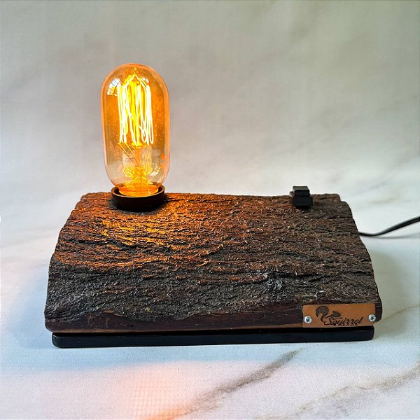 Luminária Rústica com Base de Madeira