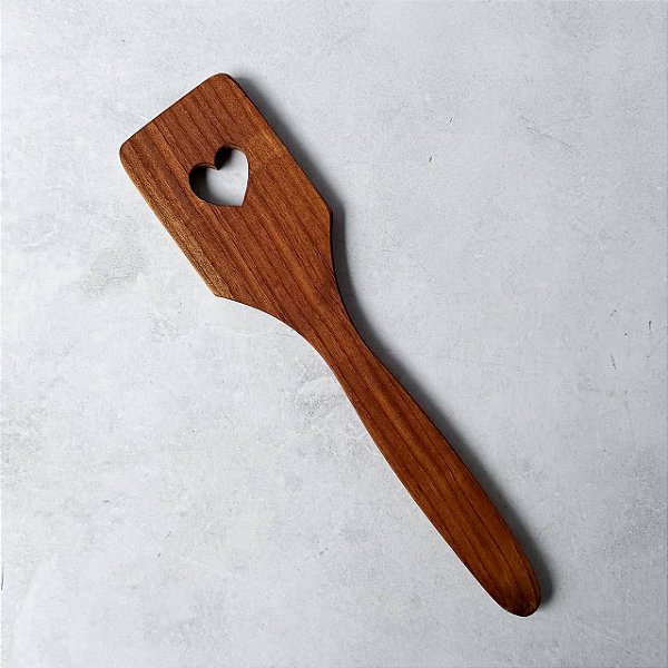 Espátula de Madeira com Vazado de Coração