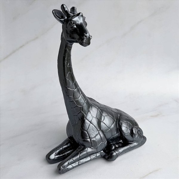 Girafa Sentada Decorativa em Gesso - 33cm