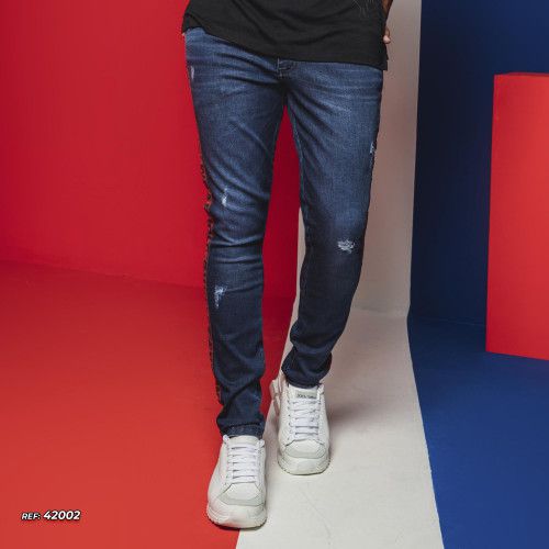 Calça slim masculina jeans azul escuro com puídos e faixa lateral