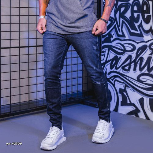 Calça jeans escuro masculina slim com puídos
